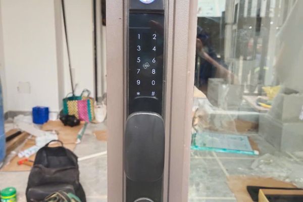 KHÓA VÂN TAY CHO CỬA LÙA NHÔM ALUGOOD KTS 106-1B ĐƯỢC LẮP ĐẶT TẠI BÌNH HƯNG HÒA B, BÌNH TÂN